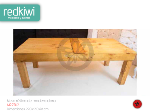Mesa rústica de madera clara